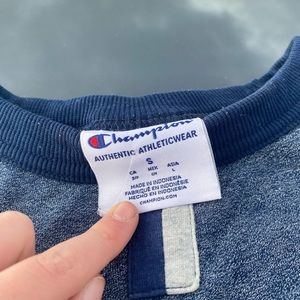 barley worn… champion crew neck :) good condition. no stains.